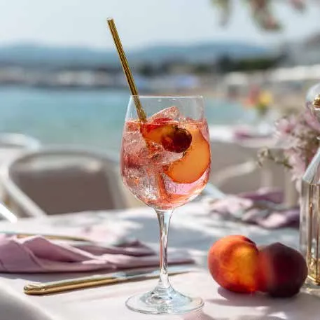 Aperitivo servito a un tavolo fronte mare