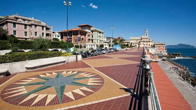 Passeggiata serale sul lungomare verso Boccadasse