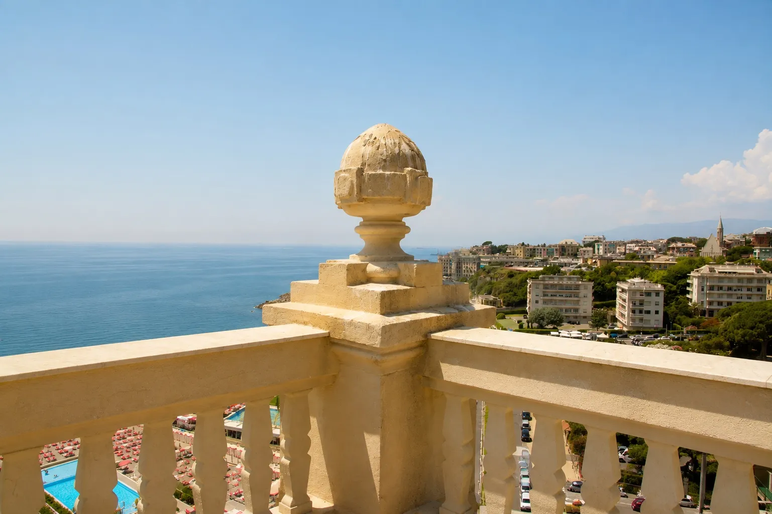Balaustra in pietra della terrazza, con il mare e la costa di Genova sullo sfondo