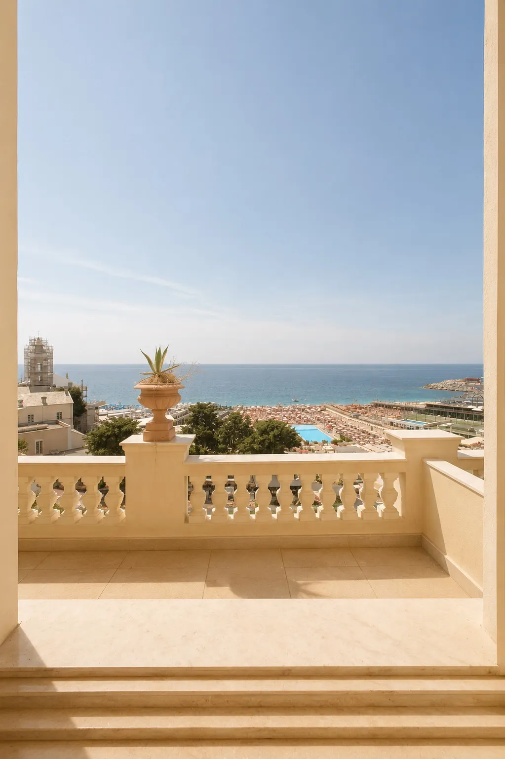 Terrazza con balaustra in pietra e vista sul mare, incorniciata dalla portafinestra